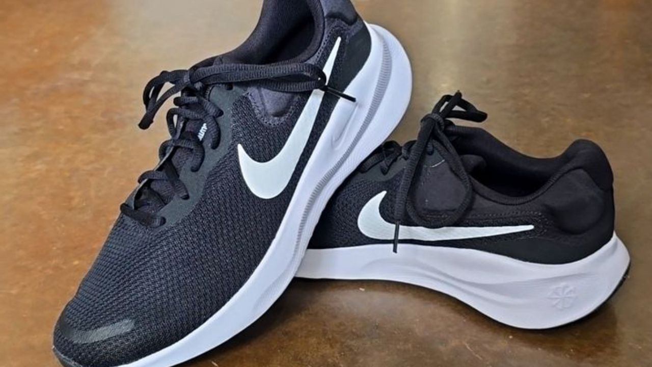 ನೈಕ್ ಮೆನ್ಸ್ ರೆವಲ್ಯೂಷನ್ ರನ್ನಿಂಗ್ ಶೂ 7 : ನೈಕ್ ಶೂ ಉನ್ನತ ಗುಣಮಟ್ಟದೊಂದಿಗೆ ಕ್ರೀಡಾಪಟುಗಳು ಅಥವಾ ಶೂ ಪ್ರಿಯರು ಆರಾಮದಾಯಕ ಅನುಭವವನ್ನು ಪಡೆಯುತ್ತಾರೆ. ದೀರ್ಘಕಾಲದವರೆಗೆ ಬಾಳಿಕೆ ಬರುವ  ನೈಕ್ ಮೆನ್ಸ್ ರೆವಲ್ಯೂಷನ್ ರನ್ನಿಂಗ್ ಶೂ 7  ಕಪ್ಪು, ಯೂನಿವರ್ಸಿಟಿ ಕೆಂಪು ಹಾಗೂ ಬಿಳಿ ಬಣ್ಣದಲ್ಲಿ ಲಭ್ಯವಿದೆ. ಆಕರ್ಷಕ ವಿನ್ಯಾಸದೊಂದಿಗೆ ಸೊಗಸಾದ ನೋಟವನ್ನು ನೀಡುತ್ತದೆ, ಇದು ಅಥ್ಲೆಟಿಕ್ ಮತ್ತು ಕ್ಯಾಶುಯಲ್ ಉಡುಗೆ ಎರಡಕ್ಕೂ ಮ್ಯಾಚ್ ಆಗುತ್ತದೆ. ಈ ಆತ್ಯಕರ್ಷಕ ಶೂ 2808 ರೂಗೆ ಅಮೆಜಾನ್ ನಲ್ಲಿ ಲಭ್ಯವಿದೆ.
