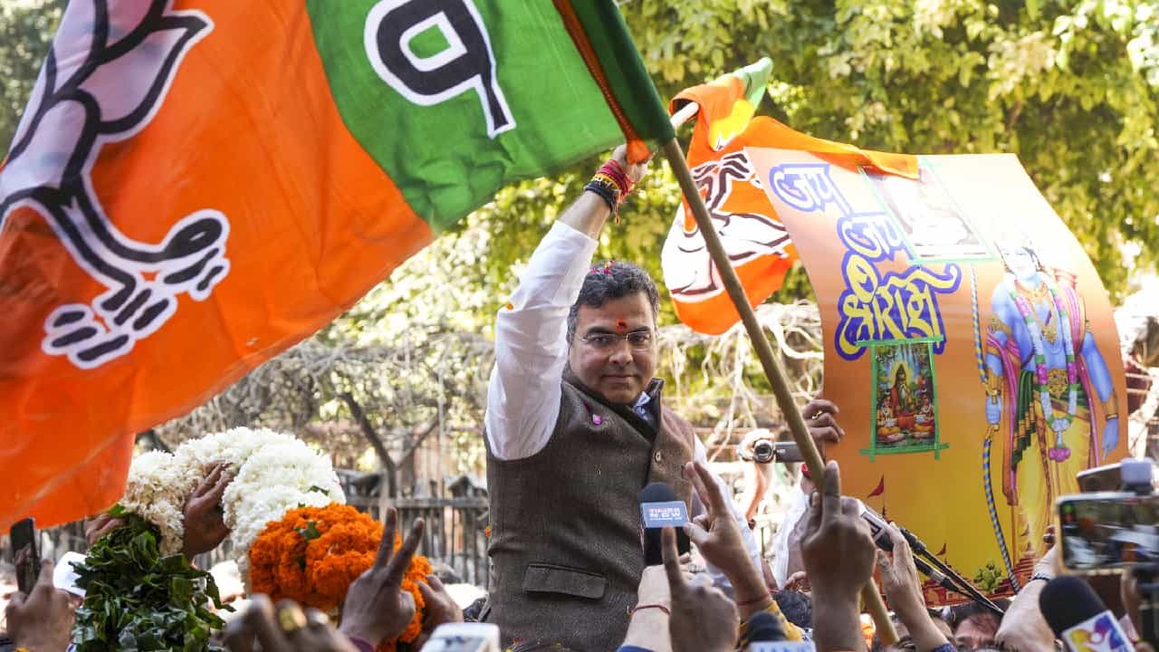 Delhi Results: ದೆಹಲಿಯಲ್ಲಿ 40 ಸ್ಥಾನಗಳನ್ನು ಪಡೆದು ಬಹುಮತ ದಾಟಿದ ಬಿಜೆಪಿ; ಡೊಳ್ಳು ಬಾರಿಸಿ ಕಾರ್ಯಕರ್ತರ ಸಂಭ್ರಮಾಚರಣೆ