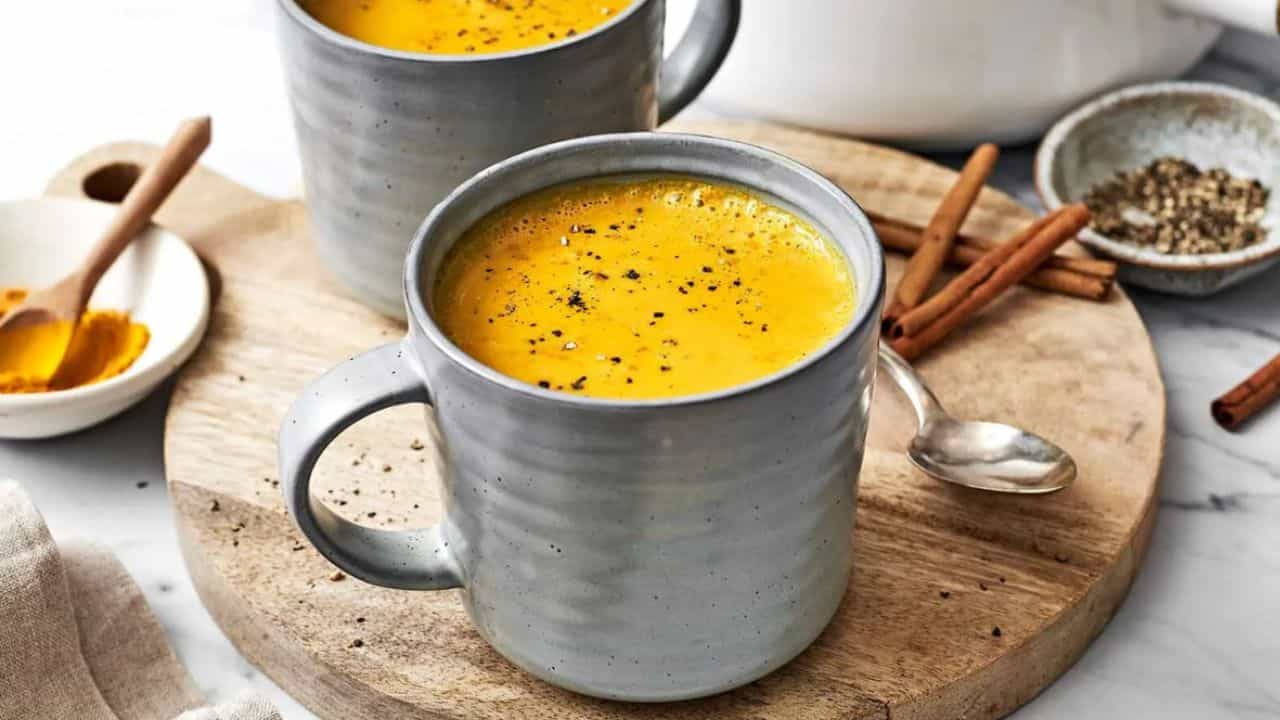 Black Pepper Milk: ರಾತ್ರಿ ಮಲಗುವ ಮುನ್ನ ಒಂದು ಲೋಟ ಹಾಲಿಗೆ ಕರಿಮೆಣಸು ಬೆರೆಸಿ ಕುಡಿಯೋದ್ರಿಂದ ಎಷ್ಟೆಲ್ಲಾ ಪ್ರಯೋಜನವಿದೆ ನೋಡಿ Black Pepper Milk: ರಾತ್ರಿ ಮಲಗುವ ಮುನ್ನ ಒಂದು ಲೋಟ ಹಾಲಿಗೆ ಕರಿಮೆಣಸು ಬೆರೆಸಿ ಕುಡಿಯೋದ್ರಿಂದ ಎಷ್ಟೆಲ್ಲಾ ಪ್ರಯೋಜನವಿದೆ ನೋಡಿ