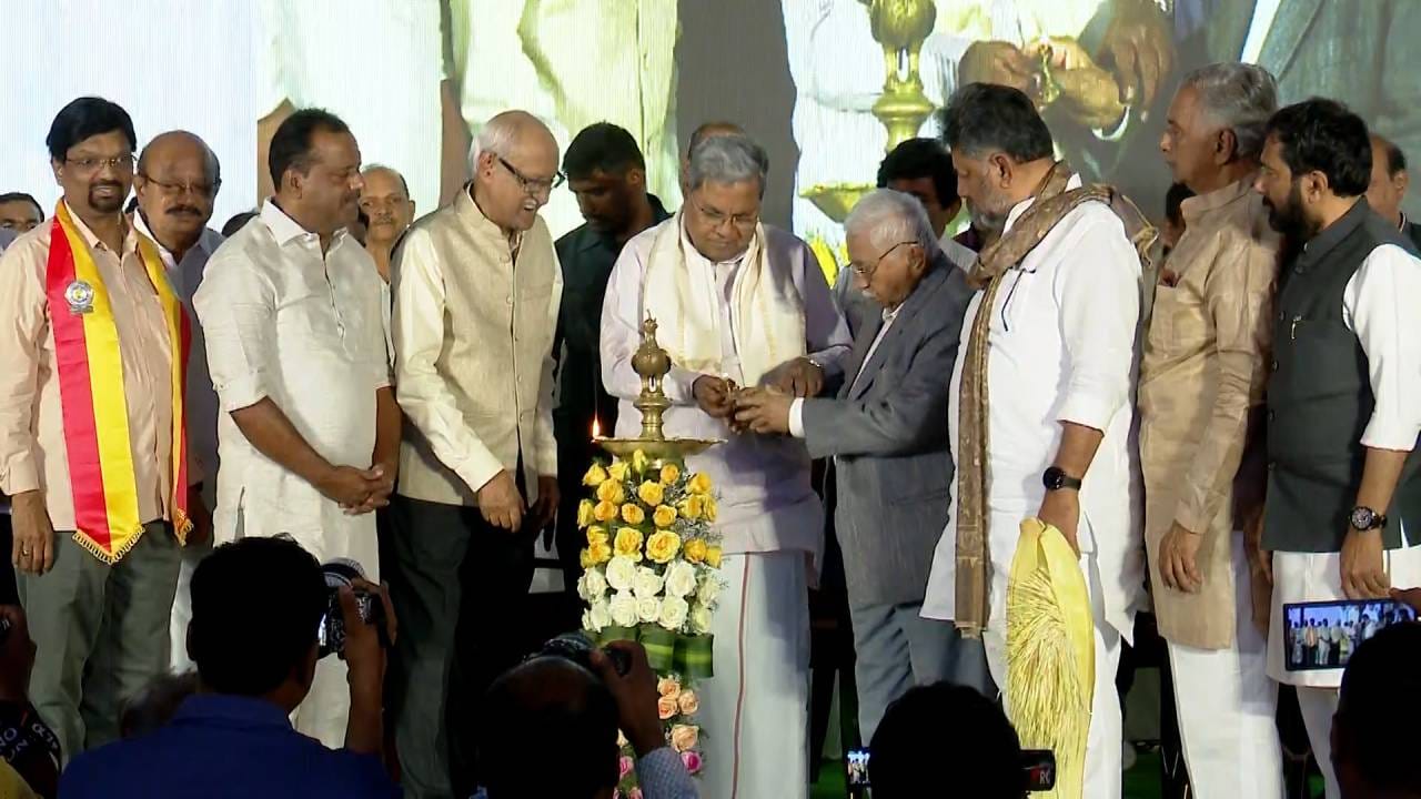 ಇತಿಹಾಸದಲ್ಲೇ ಮೊದಲ ಬಾರಿಗೆ ಶಕ್ತಿಸೌಧದಲ್ಲಿ ಸಾಹಿತ್ಯ ಜಾತ್ರೆ: ಪುಸ್ತಕ ಮೇಳಕ್ಕೆ ಸಿಎಂ ಸಿದ್ದರಾಮಯ್ಯ ಚಾಲನೆ ಇತಿಹಾಸದಲ್ಲೇ ಮೊದಲ ಬಾರಿಗೆ ಶಕ್ತಿಸೌಧದಲ್ಲಿ ಸಾಹಿತ್ಯ ಜಾತ್ರೆ: ಪುಸ್ತಕ ಮೇಳಕ್ಕೆ ಸಿಎಂ ಸಿದ್ದರಾಮಯ್ಯ ಚಾಲನೆ