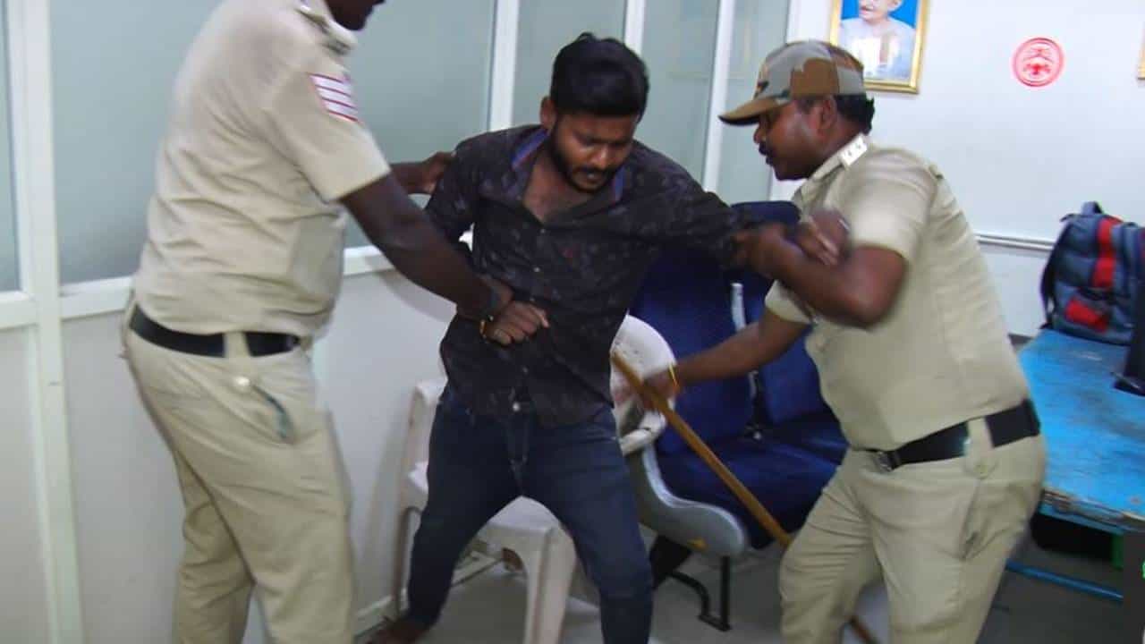 ಪ್ರಯಾಣಿಕರನ್ನ ಕರೆದೊಯ್ಯಲು ಪೈಪೋಟಿ: ಖಾಸಗಿ ಬಸ್ ಕ್ಲೀನರ್ನ ಕೂಡಿಹಾಕಿದ KSRTC ಸಿಬ್ಬಂದಿ ಪ್ರಯಾಣಿಕರನ್ನ ಕರೆದೊಯ್ಯಲು ಪೈಪೋಟಿ: ಖಾಸಗಿ ಬಸ್ ಕ್ಲೀನರ್ನ ಕೂಡಿಹಾಕಿದ KSRTC ಸಿಬ್ಬಂದಿ