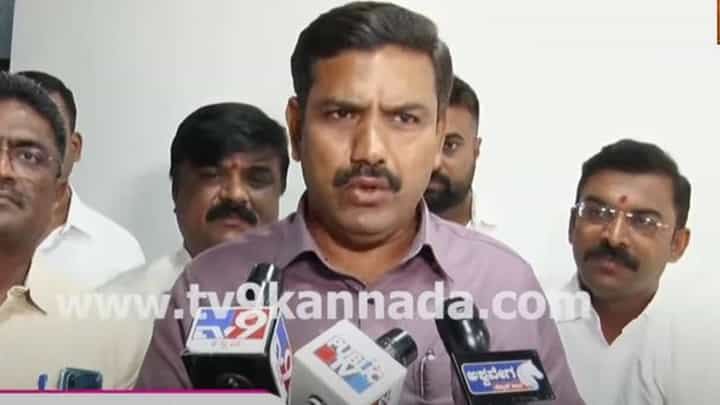 ಬೆಂಗಳೂರು ನಗರದಲ್ಲಿ ಒಂದು ಗುಂಡಿಯನ್ನು ಮುಚ್ಚುವ ಯೋಗ್ಯತೆ ಈ ಸರ್ಕಾರಕ್ಕಿಲ್ಲ: ಬಿವೈ ವಿಜಯೇಂದ್ರ ಬೆಂಗಳೂರು ನಗರದಲ್ಲಿ ಒಂದು ಗುಂಡಿಯನ್ನು ಮುಚ್ಚುವ ಯೋಗ್ಯತೆ ಈ ಸರ್ಕಾರಕ್ಕಿಲ್ಲ: ಬಿವೈ ವಿಜಯೇಂದ್ರ