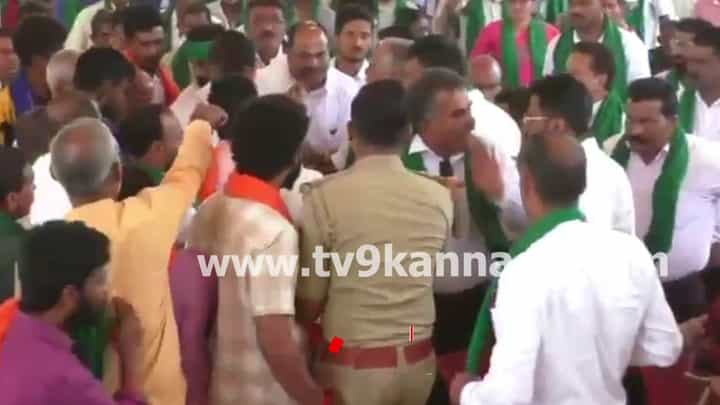 ಬೈಂದೂರು ಏತ ನೀರಾವರಿ ಸಭೆಯಲ್ಲಿ ಎರಡು ತಂಡಗಳ ನಡುವೆ ಹೊಡೆದಾಟ: ಉದ್ವಿಗ್ನ ಪರಿಸ್ಥಿತಿ ನಿರ್ಮಾಣ ಬೈಂದೂರು ಏತ ನೀರಾವರಿ ಸಭೆಯಲ್ಲಿ ಎರಡು ತಂಡಗಳ ನಡುವೆ ಹೊಡೆದಾಟ: ಉದ್ವಿಗ್ನ ಪರಿಸ್ಥಿತಿ ನಿರ್ಮಾಣ