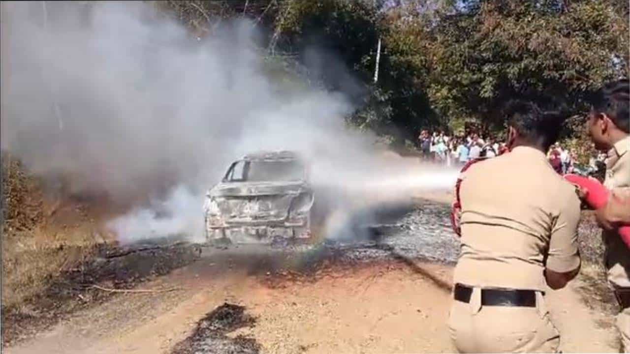 ಚಲಿಸುತ್ತಿದ್ದ ಕಾರಿನಲ್ಲಿ ಆಕಸ್ಮಿಕ ಬೆಂಕಿ: ಐವರು ಪ್ರಾಣಾಪಾಯದಿಂದ ಪಾರು ಚಲಿಸುತ್ತಿದ್ದ ಕಾರಿನಲ್ಲಿ ಆಕಸ್ಮಿಕ ಬೆಂಕಿ: ಐವರು ಪ್ರಾಣಾಪಾಯದಿಂದ ಪಾರು