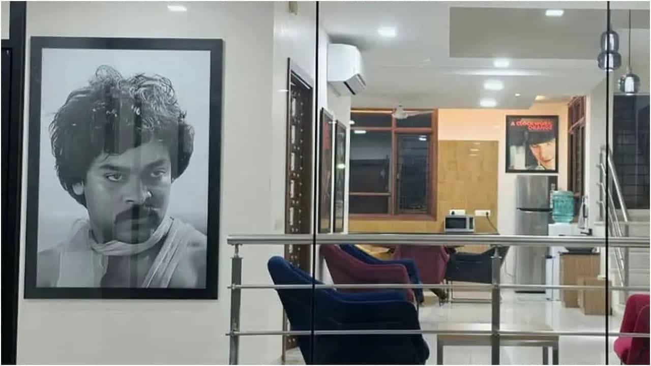 ಖ್ಯಾತ ನಿರ್ದೇಶಕನ ಕಚೇರಿಯಲ್ಲಿ ದೊಡ್ಡದಾಗಿ ಹಾಕಲಾಗಿದೆ ಚಿರಂಜೀವಿ ಫೋಟೋ ಖ್ಯಾತ ನಿರ್ದೇಶಕನ ಕಚೇರಿಯಲ್ಲಿ ದೊಡ್ಡದಾಗಿ ಹಾಕಲಾಗಿದೆ ಚಿರಂಜೀವಿ ಫೋಟೋ