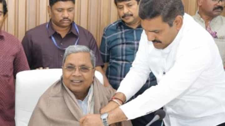 ಮುಖ್ಯಮಂತ್ರಿ ಸಿದ್ದರಾಮಯ್ಯರನ್ನು ಭೇಟಿಯಾದ ಅಶೋಕ ಮತ್ತು ವಿಜಯೇಂದ್ರ ನೇತೃತ್ವದ ಬಿಜೆಪಿ ನಿಯೋಗ ಮುಖ್ಯಮಂತ್ರಿ ಸಿದ್ದರಾಮಯ್ಯರನ್ನು ಭೇಟಿಯಾದ ಅಶೋಕ ಮತ್ತು ವಿಜಯೇಂದ್ರ ನೇತೃತ್ವದ ಬಿಜೆಪಿ ನಿಯೋಗ