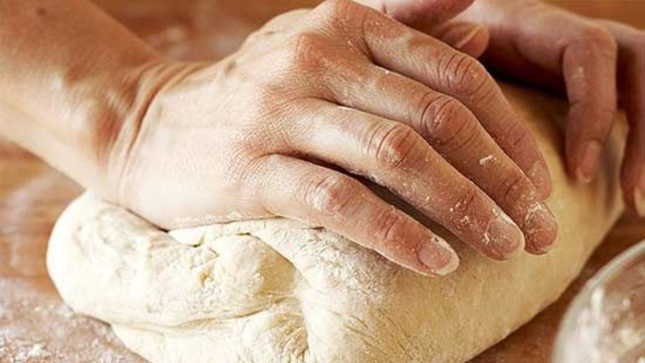 Cooking Tips : ಚಪಾತಿ ಹಿಟ್ಟು ನಾದುವಾಗ ಕೈಗೆ ಅಂಟಿಕೊಳ್ಳುತ್ತಿದ್ದರೆ ಈ ಕೆಲಸ ಮೊದ್ಲು ಮಾಡಿ