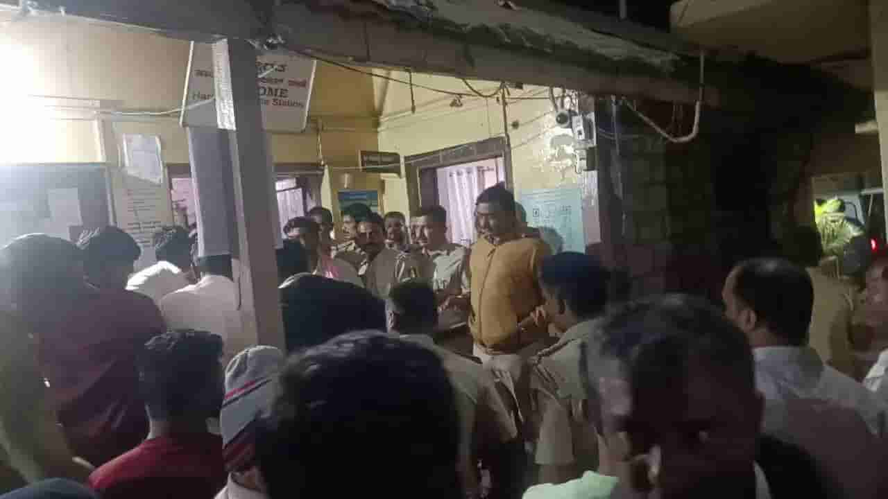 ಹಾರೂಗೇರಿ ಪೊಲೀಸ್ ಠಾಣೆ ಮುಂದೆ ತಂದೆಯ ಶವವಿಟ್ಟು ಇನ್ಸ್ಪೆಕ್ಟರ್ ಪ್ರತಿಭಟನೆ