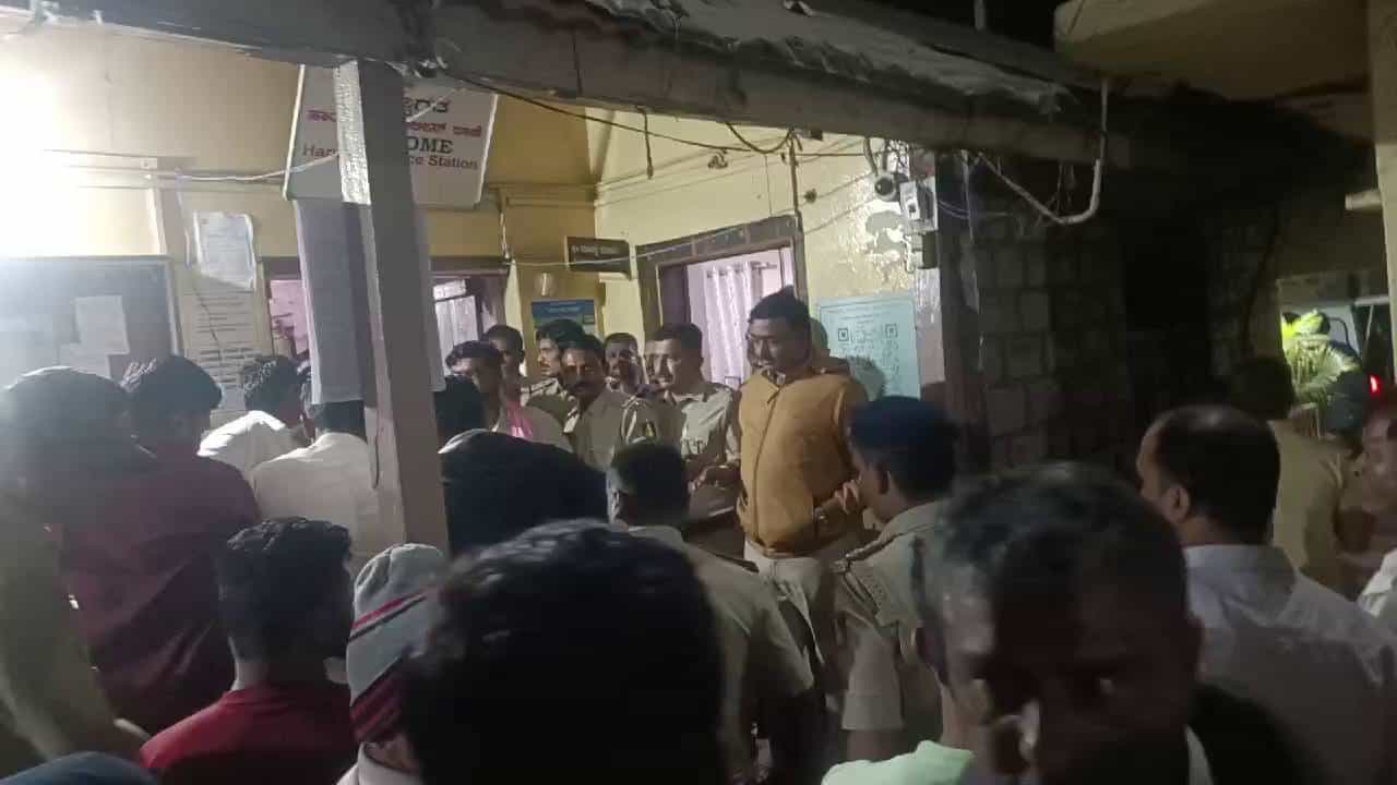 ಹಾರೂಗೇರಿ ಪೊಲೀಸ್​ ಠಾಣೆ ಮುಂದೆ‌ ತಂದೆಯ ಶವವಿಟ್ಟು ಇನ್​ಸ್ಪೆಕ್ಟರ್ ಪ್ರತಿಭಟನೆ