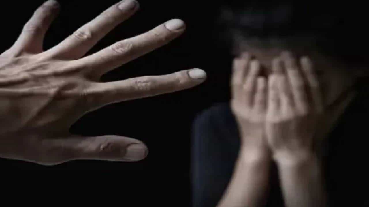ಗುಜರಾತ್: ಬೇಟಿ ಬಚಾವೋ, ಬೇಟಿ ಪಢಾವೋ ಬಗ್ಗೆ ಅದ್ಭುತ ಭಾಷಣ, ಕೆಲವೇ ದಿನಗಳಲ್ಲಿ ಬಾಲಕಿ ಮೇಲೆ ಶಿಕ್ಷಕನಿಂದ ಅತ್ಯಾಚಾರ ಗುಜರಾತ್: ಬೇಟಿ ಬಚಾವೋ, ಬೇಟಿ ಪಢಾವೋ ಬಗ್ಗೆ ಅದ್ಭುತ ಭಾಷಣ, ಕೆಲವೇ ದಿನಗಳಲ್ಲಿ ಬಾಲಕಿ ಮೇಲೆ ಶಿಕ್ಷಕನಿಂದ ಅತ್ಯಾಚಾರ