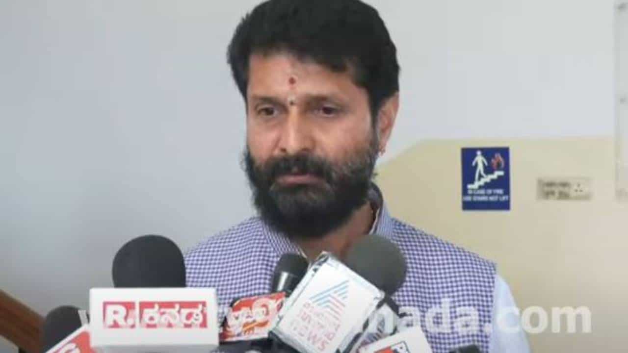 ನಮಗಾಗಿ ಬೆವರು ಸುರಿಸಿ ದುಡಿಯುವ ಕಾರ್ಯಕರ್ತರ ಮನಸನ್ನು ನೋಯಿಸಬಾರದು: ಸಿಟಿ ರವಿ, ವಿ ಪ ಸದಸ್ಯ ನಮಗಾಗಿ ಬೆವರು ಸುರಿಸಿ ದುಡಿಯುವ ಕಾರ್ಯಕರ್ತರ ಮನಸನ್ನು ನೋಯಿಸಬಾರದು: ಸಿಟಿ ರವಿ, ವಿ ಪ ಸದಸ್ಯ