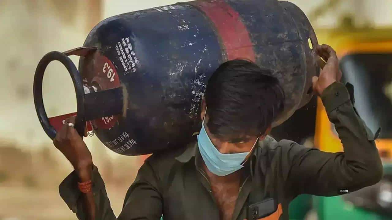 LPG Cylinder Price: ಬಜೆಟ್ ಮುಂಚಿತವಾಗಿ ಕೇಂದ್ರದಿಂದ ಗುಡ್ನ್ಯೂಸ್, ವಾಣಿಜ್ಯ ಬಳಕೆಯ ಎಲ್ಪಿಜಿ ಸಿಲಿಂಡರ್ ಬೆಲೆ ಇಳಿಕೆ LPG Cylinder Price: ಬಜೆಟ್ ಮುಂಚಿತವಾಗಿ ಕೇಂದ್ರದಿಂದ ಗುಡ್ನ್ಯೂಸ್, ವಾಣಿಜ್ಯ ಬಳಕೆಯ ಎಲ್ಪಿಜಿ ಸಿಲಿಂಡರ್ ಬೆಲೆ ಇಳಿಕೆ