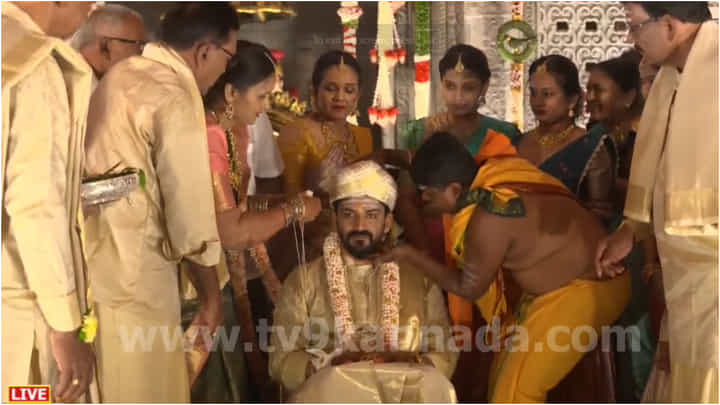 ಡಾಲಿ ಧನಂಜಯ-ಧನ್ಯತಾ ಅದ್ದೂರಿ ಮದುವೆ; ಇಲ್ಲಿದೆ ಲೈವ್ ವಿಡಿಯೋ ಡಾಲಿ ಧನಂಜಯ-ಧನ್ಯತಾ ಅದ್ದೂರಿ ಮದುವೆ; ಇಲ್ಲಿದೆ ಲೈವ್ ವಿಡಿಯೋ