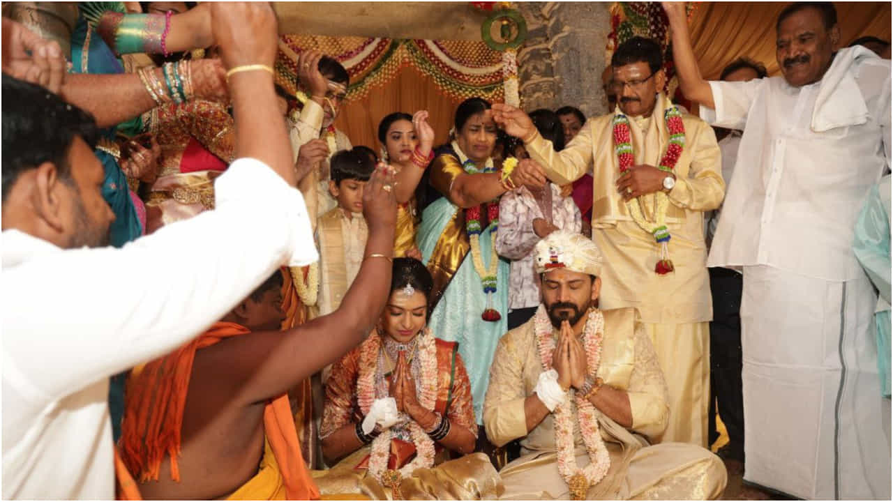 ಕನ್ನಡ ಮತ್ತು ಇತರೆ ಭಾಷೆಯ ಚಿತ್ರರಂಗಲ್ಲಿ ಗುರುತಿಸಿಕೊಂಡಿರುವ ಡಾಲಿ ಧನಂಜಯ ಅವರ ಬದುಕಿನಲ್ಲಿ ಈಗ ಹೊಸ ಅಧ್ಯಾಯ ಶುರು ಆಗಿದೆ. ಧನ್ಯತಾ ಜೊತೆ ಡಾಲಿ ಧನಂಜಯ ಅವರು ಹಸೆಮಣೆ ಏರಿದ್ದಾರೆ.