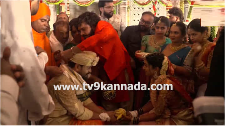 ಡಾಲಿ ಧನಂಜಯ ಮದುವೆ: ಬಂಗಾರದ ಸರ ಗಿಫ್ಟ್ ನೀಡಿದ ವಸಿಷ್ಠ ಸಿಂಹ ಡಾಲಿ ಧನಂಜಯ ಮದುವೆ: ಬಂಗಾರದ ಸರ ಗಿಫ್ಟ್ ನೀಡಿದ ವಸಿಷ್ಠ ಸಿಂಹ