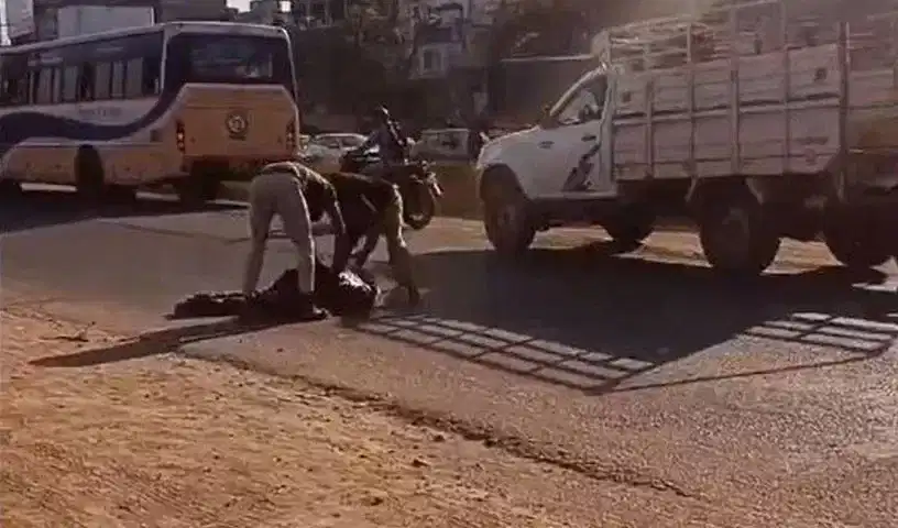 Hyderabad: ನಡುರಸ್ತೆಯಲ್ಲಿ ಯುವಕನ ಬರ್ಬರ ಹತ್ಯೆ Hyderabad: ನಡುರಸ್ತೆಯಲ್ಲಿ ಯುವಕನ ಬರ್ಬರ ಹತ್ಯೆ