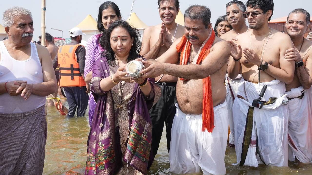 Mahakumbh Mela 2025: ತ್ರಿವೇಣಿ ಸಂಗಮದಲ್ಲಿ ಪತ್ನಿಯೊಂದಿಗೆ ಪುಣ್ಯಸ್ನಾನ  ಮಾಡಿದ ಕೇಂದ್ರ ಸಚಿವ ಧರ್ಮೇಂದ್ರ ಪ್ರಧಾನ್