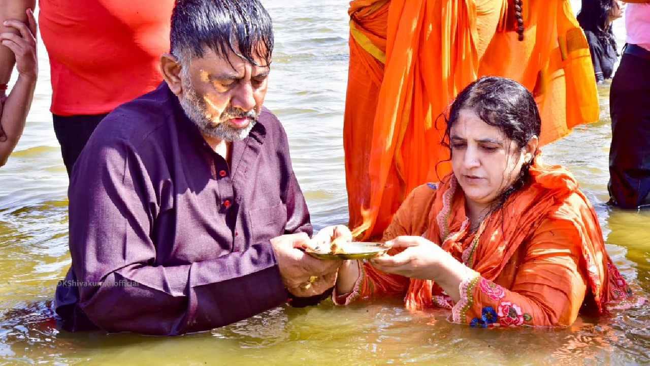 ಗಂಗಾ, ಯಮುನಾ ಮತ್ತು ಸರಸ್ವತಿ ನದಿಗಳ ಪೂಜ್ಯ ಮತ್ತು ಆಧ್ಯಾತ್ಮಿಕವಾಗಿ ಸಂಗಮವಾಗಿದೆ. ಹೀಗಾಗಿ ಇಲ್ಲಿ ಸ್ನಾನ ಮಾಡುವುದನ್ನು ಪುಣ್ಯಸ್ನಾನ ಎಂದು ಕರೆಯಲಾಗುತ್ತೆ. ಅದರಂತೆ ಡಿಕೆಶಿ ದಂಪತಿ ಸಹ ಗಂಗೆಗೆ ವಿಶೇಷ ಪೂಜೆ ಸಲ್ಲಿಸಿ ಪುಣ್ಯಸ್ನಾನ ಮಾಡಿದೆ.