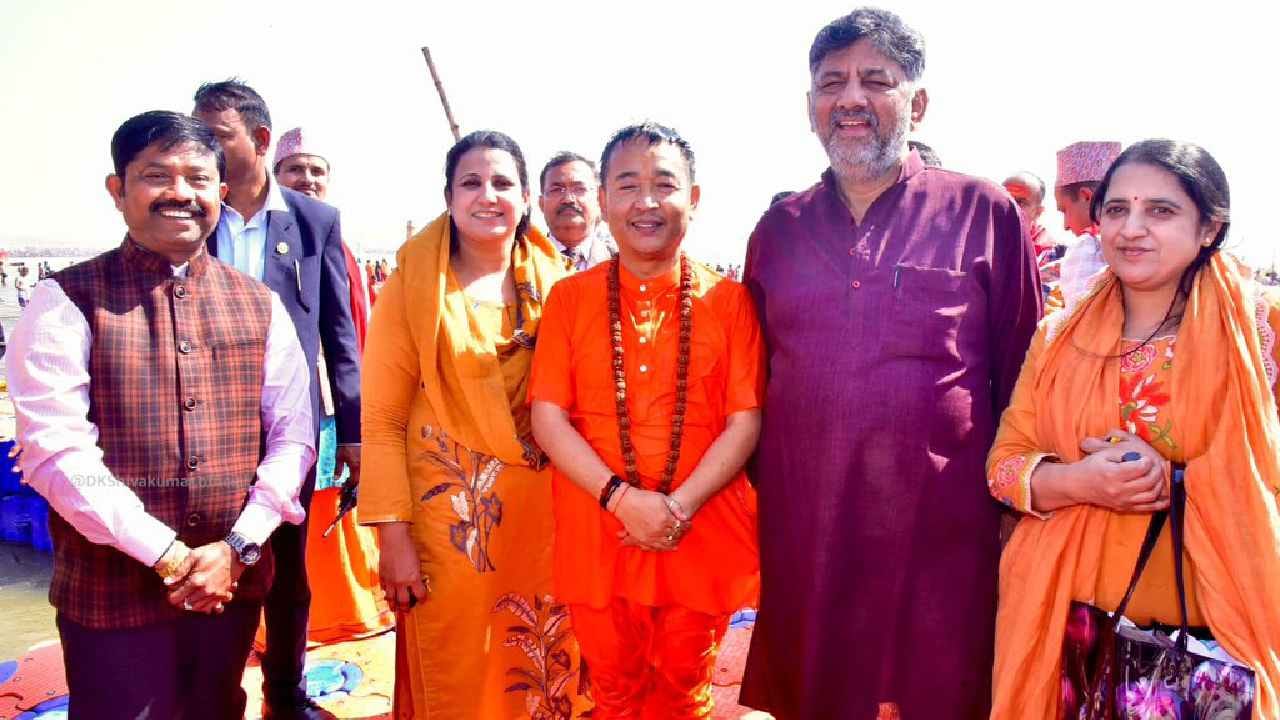 ಕೇಂದ್ರ ಗೃಹ ಸಚಿವ ಅಮಿತ್ ಶಾ ಅವರು ಮಹಾಕುಂಭದಲ್ಲಿ ಪುಣ್ಯಸ್ನಾನ ಮಾಡಿದ್ದಕ್ಕೆ ಎಐಸಿಸಿ ಅಧ್ಯಕ್ಷ ಮಲ್ಲಿಕಾರ್ಜುನ ಖರ್ಗೆ ಅವರು ಟೀಕೆ ಮಾಡಿದ್ದರು. ಇದು ಭಾರೀ ಪರ ವಿರೋಧ ಚರ್ಚೆಗೆ ಗ್ರಾಸವಾಗಿತ್ತು. ಇದರ ಬೆನ್ನಲ್ಲೇ ಇದೀಗ ಕರ್ನಾಟಕ ಕಾಂಗ್ರೆಸ್ ಅಧ್ಯಕ್ಷ, ಡಿಸಿಎಂ ಡಿಕೆ ಶಿವಕುಮಾರ್ ಅವರು ತ್ರಿವೇಣಿ ಸಂಗಮದಲ್ಲಿ ಪುಣ್ಯ ಸ್ನಾನ ಮಾಡಿ ಗಮನಸೆಳೆದಿದ್ದಾರೆ.