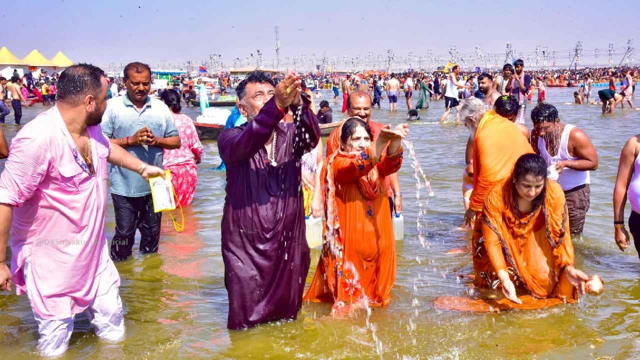 ಇನ್ನು ಪುಣ್ಯಸ್ನಾನ ಮಾಡಿರುವ ಫೋಟೋಗಳನ್ನು ಡಿಕೆಶಿ ತಮ್ಮ ಸಾಮಾಜಿಕ ಜಾಲತಾಣಗಳ ಖಾತೆಗಳಲ್ಲಿ ಹಂಚಿಕೊಂಡಿದ್ದು, ಉತ್ತರ ಪ್ರದೇಶದ ಪ್ರಯಾಗ್ ರಾಜ್ನಲ್ಲಿ ನಡೆಯುತ್ತಿರುವ ಮಹಾ ಕುಂಭಮೇಳದಲ್ಲಿ ಕುಟುಂಬ ಸಮೇತ ಪಾಲ್ಗೊಂಡು, ತ್ರಿವೇಣಿ ಸಂಗಮದಲ್ಲಿ ಪುಣ್ಯಸ್ನಾನ ಮಾಡಿದೆ. 144 ವರ್ಷಗಳಿಗೊಮ್ಮೆ ನಡೆಯುವ ಮಹಾ ಕುಂಭದಲ್ಲಿ ಪಾಲ್ಗೊಳ್ಳಲು ಅವಕಾಶ ಸಿಕ್ಕಿದ್ದು ನಿಜಕ್ಕೂ ಖುಷಿ ತಂದಿದೆ ಎಂದು ಬರೆದುಕೊಂಡಿದ್ದಾರೆ.
