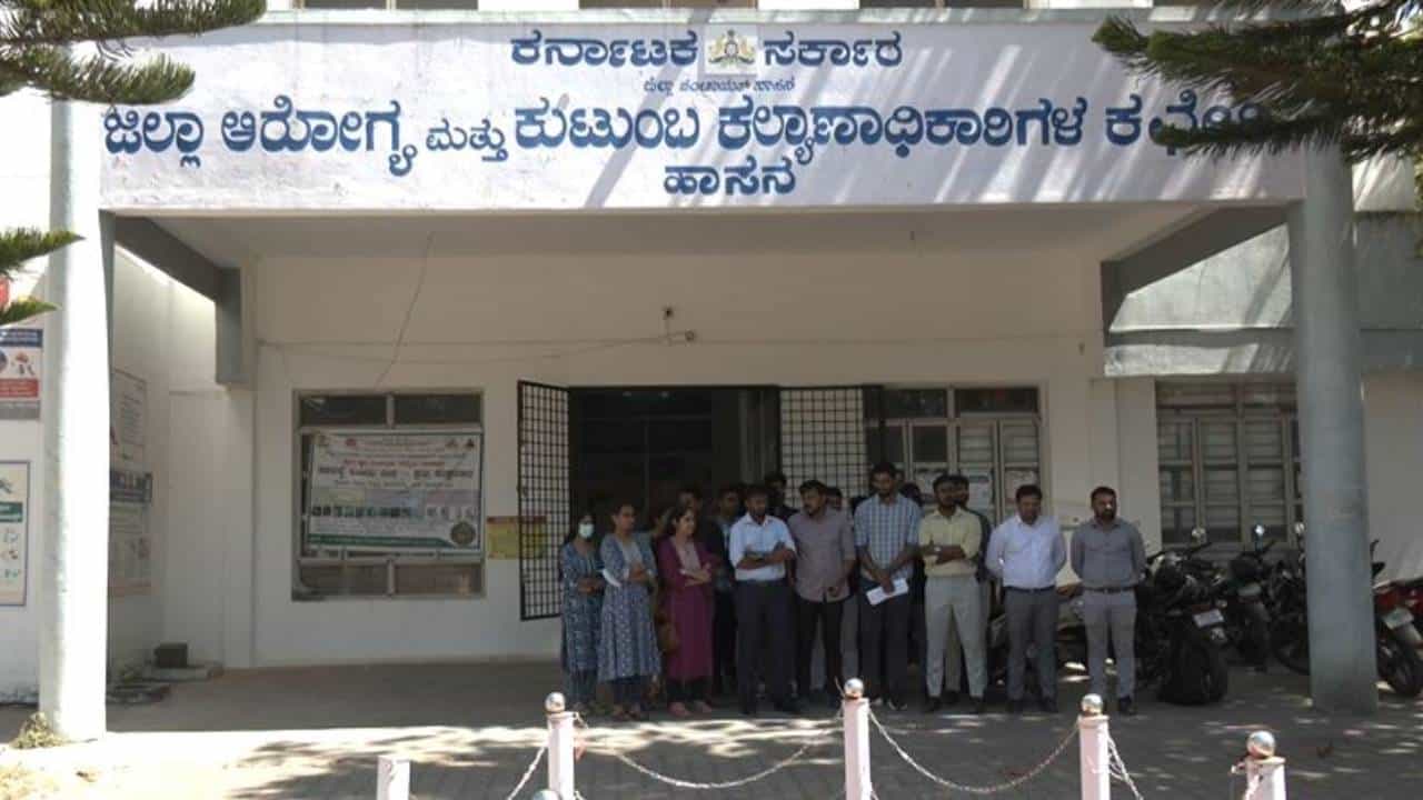 ಹಾಸನ ಗುತ್ತಿಗೆ ವೈದ್ಯರಿಗೆ ಆರು‌ ತಿಂಗಳಿಂದ ಸಂಬಳ ನೀಡದ ಸರ್ಕಾರ: ಒಪಿಡಿ ಬಂದ್​, ಪ್ರತಿಭಟನೆ
