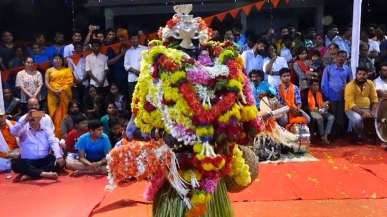 ದೈವಗಳು ವೇದಿಕೆಯ ಮೇಲೆ ನರ್ತನ ಮಾಡಿ ತೋರಿಸುವ ವಸ್ತುವಲ್ಲ: ಸರ್ಕಾರದ ವಿರುದ್ಧ ದೈವರಾಧಕರು ಕಿಡಿಕಾರಿದ್ದೇಕೆ? ದೈವಗಳು ವೇದಿಕೆಯ ಮೇಲೆ ನರ್ತನ ಮಾಡಿ ತೋರಿಸುವ ವಸ್ತುವಲ್ಲ: ಸರ್ಕಾರದ ವಿರುದ್ಧ ದೈವರಾಧಕರು ಕಿಡಿಕಾರಿದ್ದೇಕೆ?