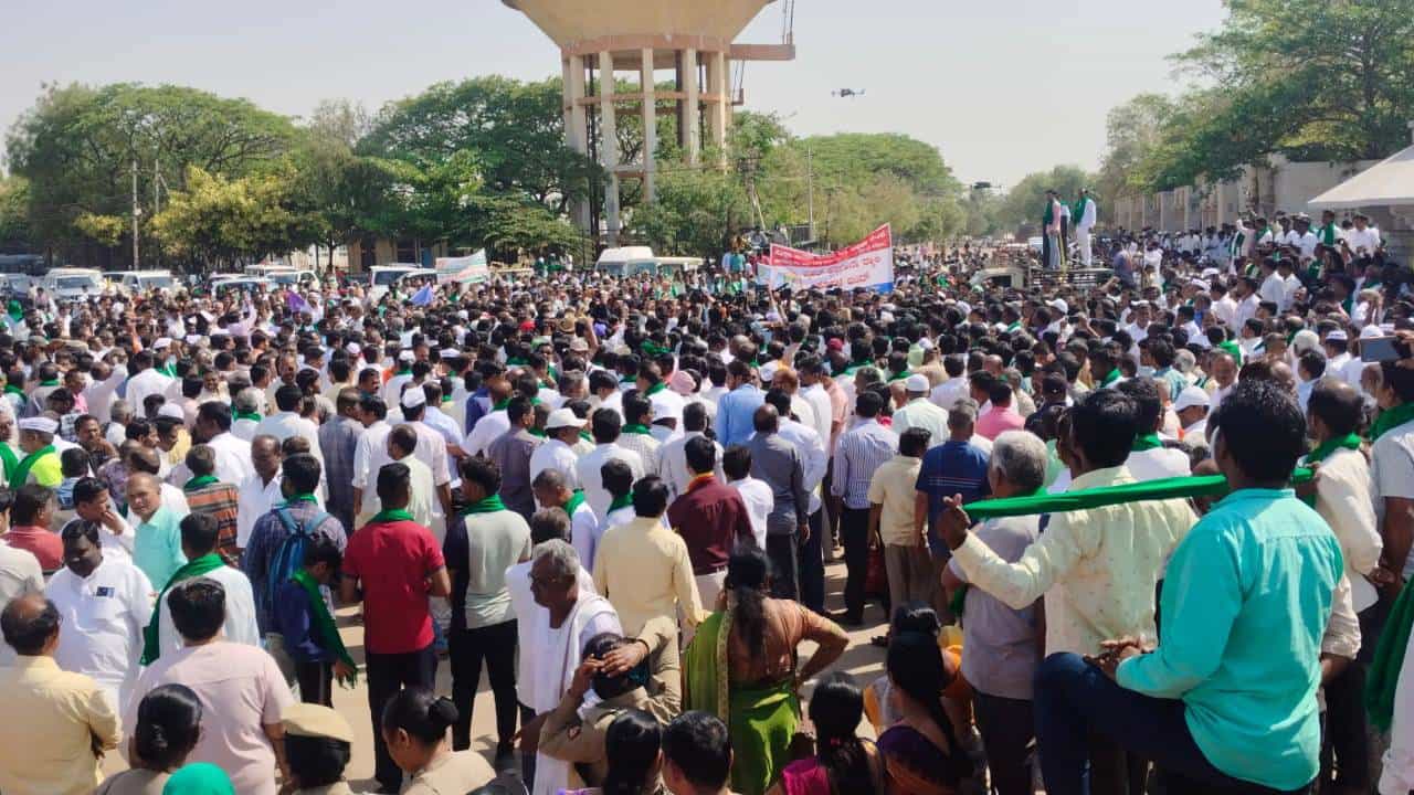 ಕೊಪ್ಪಳ ನಗರಕ್ಕೆ ಹೊಂದಿಕೊಂಡು ಬಲ್ಡೋಟಾ ಕಂಪನಿ ಬೃಹತ್ ಸ್ಟೀಲ್ ಫ್ಯಾಕ್ಟರಿ ಆರಂಭಕ್ಕೆ ಮುಂದಾಗಿತ್ತು. ಆದರೆ ಬಲ್ಡೋಟಾ ಫ್ಯಾಕ್ಟರಿ ವಿರೋಧಿಸಿ ಇಂದು ಕೊಪ್ಪಳ ಬಂದ್ಗೆ ಕರೆ ನೀಡಲಾಗಿತ್ತು. ಕೊಪ್ಪಳ ಬಂದ್ ಸಂಪೂರ್ಣವಾಗಿ ಯಶಸ್ವಿಯಾಗಿದ್ದು, ಸಾವಿರಾರು ಜನರು ಭಾಗಿಯಾದ್ದರು. ಇನ್ನು ಇದೇ ವೇಳೆ ಗವಿಮಠದ ಸ್ವಾಮೀಜಿ ಕಣ್ಣೀರು ಹಾಕಿದ್ದಾರೆ.
