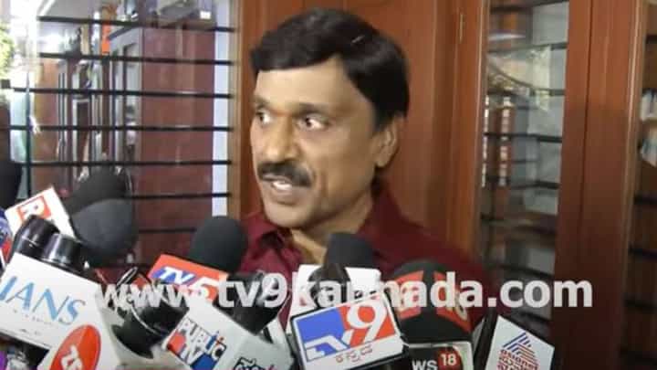 ಮೊಮ್ಮಗನ ನಾಮಕರಣ ಕಾರ್ಯಕ್ರಮಕ್ಕೆ ಪ್ರಲ್ಹಾದ್ ಜೋಶಿಯವರನ್ನು ಆಮಂತ್ರಿಸಲು ಹುಬ್ಬಳ್ಳಿಗೆ ಬಂದ ಜನಾರ್ಧನ ರೆಡ್ಡಿ ಮೊಮ್ಮಗನ ನಾಮಕರಣ ಕಾರ್ಯಕ್ರಮಕ್ಕೆ ಪ್ರಲ್ಹಾದ್ ಜೋಶಿಯವರನ್ನು ಆಮಂತ್ರಿಸಲು ಹುಬ್ಬಳ್ಳಿಗೆ ಬಂದ ಜನಾರ್ಧನ ರೆಡ್ಡಿ