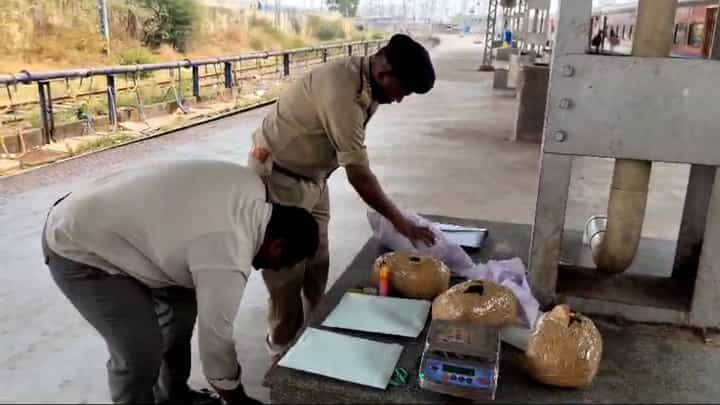 ಹುಬ್ಬಳ್ಳಿ ರೈಲ್ವೆ ನಿಲ್ದಾಣದಲ್ಲಿ 4 ಲಕ್ಷ ರೂ. ಮೌಲ್ಯದ ಗಾಂಜಾ ಪತ್ತೆ ಹುಬ್ಬಳ್ಳಿ ರೈಲ್ವೆ ನಿಲ್ದಾಣದಲ್ಲಿ 4 ಲಕ್ಷ ರೂ. ಮೌಲ್ಯದ ಗಾಂಜಾ ಪತ್ತೆ