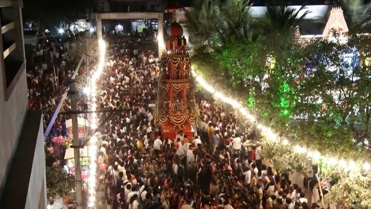 ದೇವಾಲಯ, ಮಠಮಾನ್ಯಗಳಲ್ಲಿ ಗಂಡು ಮಕ್ಕಳದ್ದೇ ಓಡಾಟ ಇರುವುದು ಹೆಚ್ಚು. ಆದರೆ ಈ ಮಠದಲ್ಲಿ ಏನಿದ್ದರೂ ಹೆಣ್ಮಕ್ಕಳದ್ದೇ ಹವಾ. ಅಲ್ಲಿ ಪ್ರತಿ ಶಿವರಾತ್ರಿಯಂದು ಶಿವನಿಗೆ ಇಷ್ಟವಾದ ಗಾರಿಗೆ ಸಿಹಿ ತಿನಿಸನ್ನು ನೈವಿದ್ಯಕ್ಕೆ ಕೊಡ್ತಾರೆ. ಜೊತೆಗೆ ರಥ ಎಳೆದು ಹೆಣ್ಮಕ್ಳೆ ಸ್ಟ್ರಾಂಗು ಗುರು ಅಂತ ತೋರಿಸಿದ್ದಾರೆ.