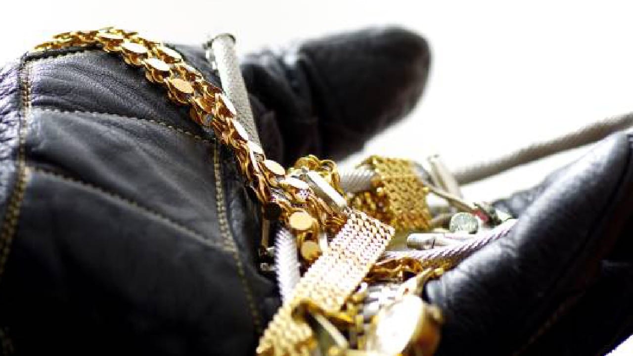 9 ಕಳ್ಳರು, 1.9 ಮಿಲಿಯನ್ ಕರೆನ್ಸಿ, 6600 ಇಟ್ಟಿಗೆ ಚಿನ್ನ; ಕೆನಡಾದ ಅತಿ ದೊಡ್ಡ ಚಿನ್ನದ ದರೋಡೆಗೂ ಭಾರತಕ್ಕೂ ಏನು ಸಂಬಂಧ? 9 ಕಳ್ಳರು, 1.9 ಮಿಲಿಯನ್ ಕರೆನ್ಸಿ, 6600 ಇಟ್ಟಿಗೆ ಚಿನ್ನ; ಕೆನಡಾದ ಅತಿ ದೊಡ್ಡ ಚಿನ್ನದ ದರೋಡೆಗೂ ಭಾರತಕ್ಕೂ ಏನು ಸಂಬಂಧ?