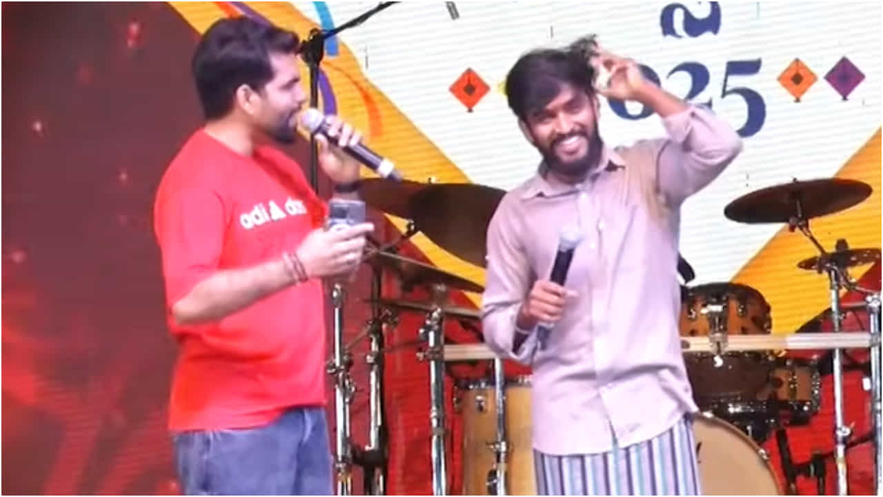ಹುಬ್ಬಳ್ಳಿ ವೇದಿಕೆಯಲ್ಲೂ ಹನುಮಂತನ ಮದುವೆ ಮಾತು; ಬಿಗ್ ಬಾಸ್ ವಿನ್ನರ್ ಹೇಳಿದ್ದೇನು? ಹುಬ್ಬಳ್ಳಿ ವೇದಿಕೆಯಲ್ಲೂ ಹನುಮಂತನ ಮದುವೆ ಮಾತು; ಬಿಗ್ ಬಾಸ್ ವಿನ್ನರ್ ಹೇಳಿದ್ದೇನು?