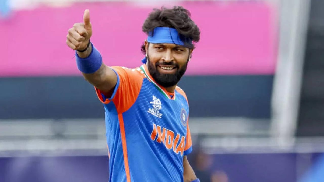 ಪುಣೆಯ ಎಂಸಿಎ ಸ್ಟೇಡಿಯಂನಲ್ಲಿ ನಡೆದ ಇಂಗ್ಲೆಂಡ್ ವಿರುದ್ಧದ 4ನೇ ಟಿ20 ಪಂದ್ಯದಲ್ಲಿ ಭಾರತ ತಂಡ 15 ರನ್​ಗಳ ಜಯ ಸಾಧಿಸಿದೆ. ಈ ಪಂದ್ಯದಲ್ಲಿ ಟಾಸ್ ಸೋತು ಮೊದಲು ಬ್ಯಾಟ್ ಮಾಡಿದ ಟೀಮ್ ಇಂಡಿಯಾ ನಿರೀಕ್ಷಿತ ಆರಂಭ ಪಡೆದಿರಲಿಲ್ಲ. ಕೇವಲ 12 ರನ್​ಗಳಿಸುವಷ್ಟರಲ್ಲಿ ಭಾರತ ತಂಡದ ಟಾಪ್-3 ಬ್ಯಾಟರ್​ಗಳು ಪೆವಿಲಿಯನ್​ಗೆ ಮರಳಿದ್ದರು. ಆದರೆ ಮಧ್ಯಮ ಕ್ರಮಾಂಕದಲ್ಲಿ ಶಿವಂ ದುಬೆ ಹಾಗೂ ಹಾರ್ದಿಕ್ ಪಾಂಡ್ಯ ಭರ್ಜರಿ ಬ್ಯಾಟಿಂಗ್ ಪ್ರದರ್ಶಿಸಿದರು.
