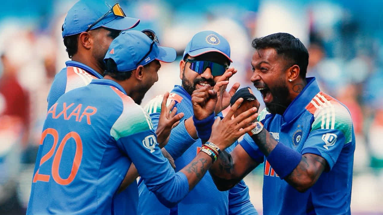 ಪಾಕಿಸ್ತಾನ ವಿರುದ್ಧದ ಚಾಂಪಿಯನ್ಸ್ ಟ್ರೋಫಿ ಪಂದ್ಯದಲ್ಲಿ ಟೀಂ ಇಂಡಿಯಾದ ಸ್ಟಾರ್ ಆಲ್ ರೌಂಡರ್ ಹಾರ್ದಿಕ್ ಪಾಂಡ್ಯ ದೊಡ್ಡ ದಾಖಲೆ ನಿರ್ಮಿಸಿದ್ದಾರೆ. ಈ ಪಂದ್ಯದಲ್ಲಿ 8 ಓವರ್ಗಳನ್ನು ಬೌಲ್ ಮಾಡಿದ ಹಾರ್ದಕ್ 31 ರನ್ ನೀಡಿ 2 ವಿಕೆಟ್ ಪಡೆದರು. ಈ ಮೂಲಕ ಹಾರ್ದಿಕ್ ಪಾಂಡ್ಯ ಅಂತಾರಾಷ್ಟ್ರೀಯ ಕ್ರಿಕೆಟ್ನಲ್ಲಿ 200 ವಿಕೆಟ್ಗಳನ್ನು ಪೂರ್ಣಗೊಳಿಸಿದ್ದಾರೆ.