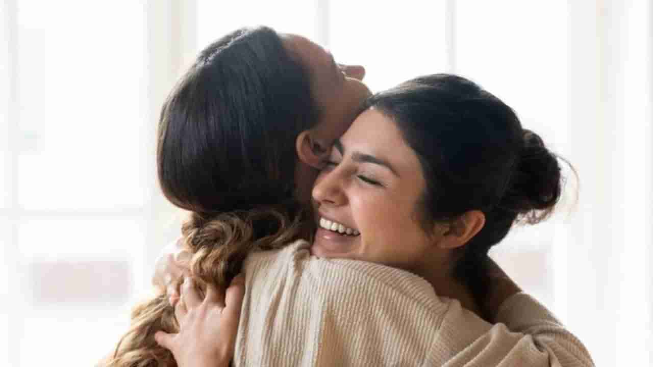 20 ಸೆಕೆಂಡುಗಳ ಕಾಲ ಒಬ್ಬ ವ್ಯಕ್ತಿಯನ್ನು ತಬ್ಬಿಕೊಳ್ಳುವುದರಿಂದ ಎಷ್ಟೆಲ್ಲಾ ಆರೋಗ್ಯ ಪ್ರಯೋಜನಗಳಿವೆ ತಿಳಿದಿದೆಯೇ?