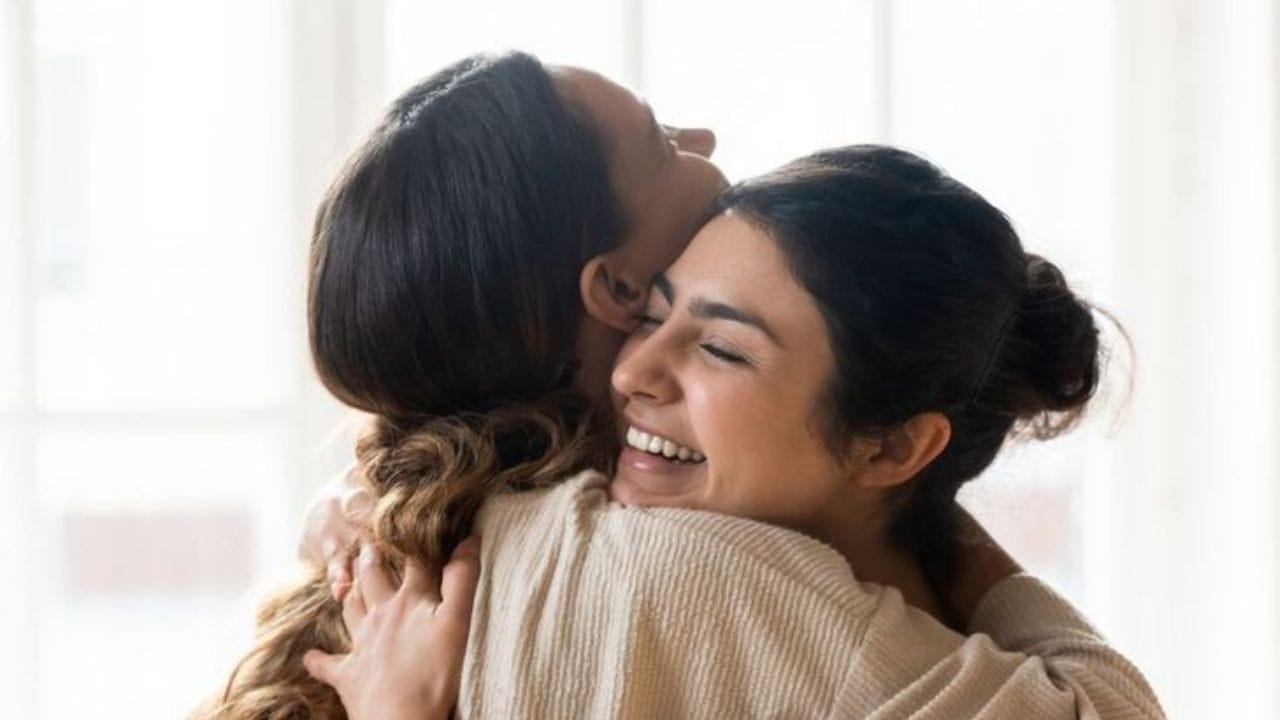 20 ಸೆಕೆಂಡುಗಳ ಕಾಲ ಒಬ್ಬ ವ್ಯಕ್ತಿಯನ್ನು ತಬ್ಬಿಕೊಳ್ಳುವುದರಿಂದ ಎಷ್ಟೆಲ್ಲಾ ಆರೋಗ್ಯ ಪ್ರಯೋಜನಗಳಿವೆ ತಿಳಿದಿದೆಯೇ? 20 ಸೆಕೆಂಡುಗಳ ಕಾಲ ಒಬ್ಬ ವ್ಯಕ್ತಿಯನ್ನು ತಬ್ಬಿಕೊಳ್ಳುವುದರಿಂದ ಎಷ್ಟೆಲ್ಲಾ ಆರೋಗ್ಯ ಪ್ರಯೋಜನಗಳಿವೆ ತಿಳಿದಿದೆಯೇ?