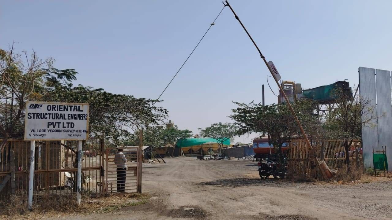 ಕಳೆದ ಹತ್ತು ವರ್ಷಗಳಿಂದ ಈ ಘಟಕದಿಂದ ರೈತರಿಗೆ ತೊಂದರೆಯಾಗುತ್ತಿದೆಯಂತೆ. ಈ ಬಗ್ಗೆ ಘಟಕದವರಿಗೆ ಕೂಡಾ ರೈತರು ಧೂಳು ಬಾರದಂತೆ ಕ್ರಮ ಕೈಗೊಳ್ಳಿ ಅಂತ ಮನವಿ ಮಾಡಿದ್ದಾರೆ. ಆದರೆ, ಯಾವುದೇ ಕ್ರಮ ಕೈಗೊಳ್ಳದೇ ಇದ್ದಾಗ, ಮಾಲಿನ್ಯ ನಿಯಂತ್ರಣ ಮಂಡಳಿ, ಜಿಲ್ಲಾಧಿಕಾರಿ, ಸ್ಥಳೀಯ ಅಧಿಕಾರಿಗಳಿಗೆ ಕೂಡಾ ದೂರು ನೀಡಿದ್ದಾರಂತೆ. ಆದ್ರೆ ಯಾರೊಬ್ಬರು ಕೂಡಾ ಘಟಕದ ವಿರುದ್ಧ ಕ್ರಮ ಕೈಗೊಂಡಿಲ್ಲ. ಇದರಿಂದ ಘಟಕದವರು ಬೇಕಾಬಿಟ್ಟಿಯಾಗಿ ಧೂಳು ಬಿಡ್ತಿದ್ದಾರೆ ಅಂತ ರೈತರು ಆರೋಪಿಸುತ್ತಿದ್ದಾರೆ.  