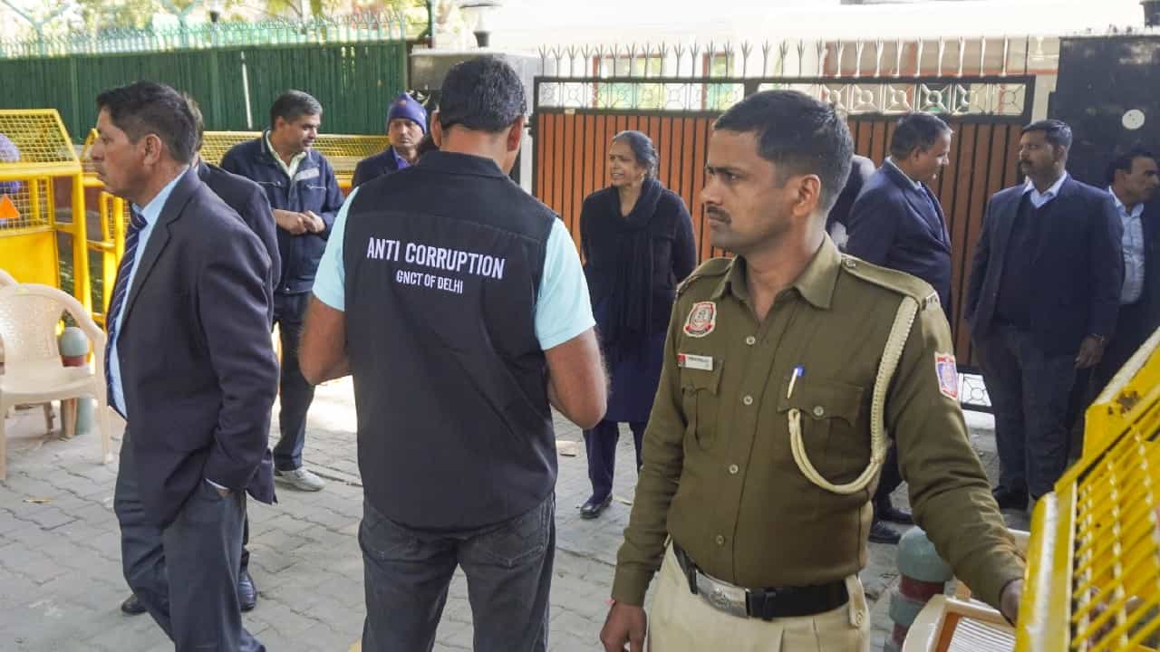 ತನಿಖೆಗೆ ಬಂದ ಎಸಿಬಿ ಅಧಿಕಾರಿಗಳಿಗೆ ನೋ ಎಂಟ್ರಿ; ಅರವಿಂದ್ ಕೇಜ್ರಿವಾಲ್ ಮನೆ ಮುಂದೆ ಹೈಡ್ರಾಮಾ