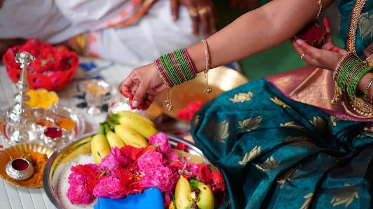 Vasthu Tips: ಪೂಜಾ ಸಮಯದಲ್ಲಿ ಈ ವಾಸ್ತು ನಿಯಮ ಪಾಲಿಸಿ; ಕಷ್ಟಗಳು ನಿಮ್ಮ ಹತ್ತಿರವೂ ಸುಳಿಯುವುದಿಲ್ಲ Vasthu Tips: ಪೂಜಾ ಸಮಯದಲ್ಲಿ ಈ ವಾಸ್ತು ನಿಯಮ ಪಾಲಿಸಿ; ಕಷ್ಟಗಳು ನಿಮ್ಮ ಹತ್ತಿರವೂ ಸುಳಿಯುವುದಿಲ್ಲ