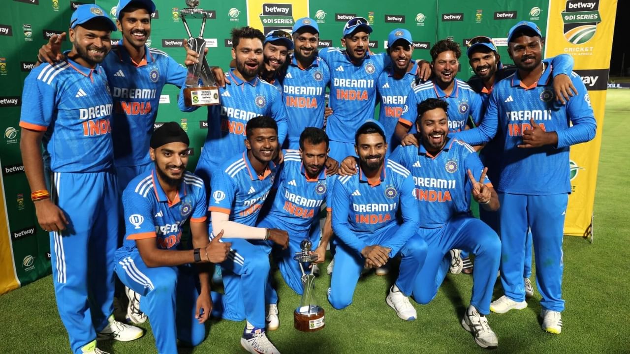 ಇದಕ್ಕೂ ಮುನ್ನ ಅಂದರೆ 2023 ರಲ್ಲಿ ನಡೆದಿದ್ದ ದಕ್ಷಿಣ ಆಫ್ರಿಕಾ ವಿರುದ್ಧದ ಮೂರು ಏಕದಿನ ಪಂದ್ಯಗಳಲ್ಲಿ ಟೀಂ ಇಂಡಿಯಾ 2 ಪಂದ್ಯಗಳನ್ನು ಗೆದ್ದು 1 ಪಂದ್ಯದಲ್ಲಿ ಸೋಲನುಭವಿಸಿತ್ತು. ಡಿಸೆಂಬರ್ 21, 2023 ರಂದು ನಡೆದಿದ್ದ ಈ ಸರಣಿಯ ಕೊನೆಯ ಏಕದಿನ ಪಂದ್ಯವನ್ನು 78ರನ್​​ಗಳಿಂದ ಗೆದ್ದುಕೊಂಡಿದ್ದೆ ಈ ಮಾದರಿಯಲ್ಲಿ ಟೀಂ ಇಂಡಿಯಾದ ಕೊನೆಯ ಗೆಲುವಾಗಿತ್ತು.