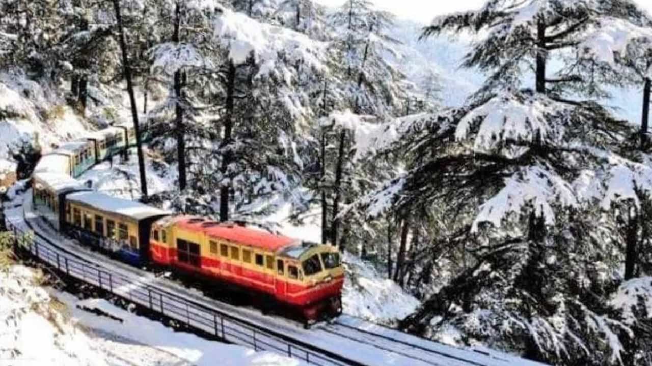 ಭಾರತವು ವಿಶ್ವದ ಅತ್ಯಂತ ಸುಂದರವಾದ ರೈಲು ಪ್ರಯಾಣಗಳನ್ನು ನೀಡುತ್ತದೆ. ಹಚ್ಚ ಹಸಿರಿನ ಭೂದೃಶ್ಯಗಳು ಮತ್ತು ಪ್ರಾಚೀನ ಕಡಲತೀರಗಳ ಮೂಲಕ ಹಾದುಹೋಗುವುದರಿಂದ ಹಿಡಿದು ಸುಂದರವಾದ ಬೆಟ್ಟಗಳು ಮತ್ತು ಕಣಿವೆಗಳ ಮೂಲಕ ಸುತ್ತುವರೆದಿರುವವರೆಗೆ ಈ ರೈಲು ಪ್ರಯಾಣ ನಿಮ್ಮನ್ನು ಮಂತ್ರಮುಗ್ಧಗೊಳಿಸುವುದರಲ್ಲಿ ಅನುಮಾನವೇ ಇಲ್ಲ.