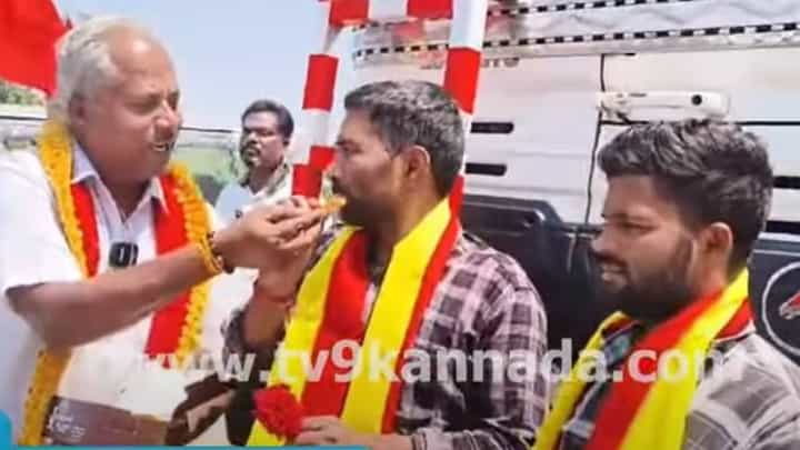 ಮಹಾರಾಷ್ಟ್ರದ ಜನರಿಗೆ ಹೂ ನೀಡಿ, ಸ್ವೀಟ್ ತಿನ್ನಿಸಿ, ಕನ್ನಡ ಬಾವುಟ ಹೊದಿಸಿ ಮಾತಾಡಿಸಿದ ಕನ್ನಡಿಗರು! ಮಹಾರಾಷ್ಟ್ರದ ಜನರಿಗೆ ಹೂ ನೀಡಿ, ಸ್ವೀಟ್ ತಿನ್ನಿಸಿ, ಕನ್ನಡ ಬಾವುಟ ಹೊದಿಸಿ ಮಾತಾಡಿಸಿದ ಕನ್ನಡಿಗರು!