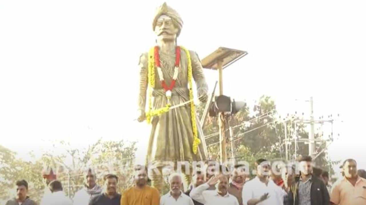 ಮೈಸೂರಲ್ಲಿ ನಾಡಪ್ರಭು ಕೇಂಪೇಗೌಡ ಪ್ರತಿಮೆ ಪ್ರತಿಷ್ಠಾಪನೆಯಿಂದ ಸೃಷ್ಟಿಯಾದ ವಿವಾದ, ತೆರವುಗೊಳಿಸಲು ಹೇಳಿದ ಪೊಲೀಸ್ ಮೈಸೂರಲ್ಲಿ ನಾಡಪ್ರಭು ಕೇಂಪೇಗೌಡ ಪ್ರತಿಮೆ ಪ್ರತಿಷ್ಠಾಪನೆಯಿಂದ ಸೃಷ್ಟಿಯಾದ ವಿವಾದ, ತೆರವುಗೊಳಿಸಲು ಹೇಳಿದ ಪೊಲೀಸ್