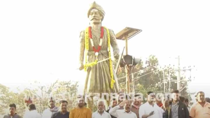 ಮೈಸೂರಲ್ಲಿ ನಾಡಪ್ರಭು ಕೇಂಪೇಗೌಡ ಪ್ರತಿಮೆ ಪ್ರತಿಷ್ಠಾಪನೆಯಿಂದ ಸೃಷ್ಟಿಯಾದ ವಿವಾದ, ತೆರವುಗೊಳಿಸಲು ಹೇಳಿದ ಪೊಲೀಸ್ ಮೈಸೂರಲ್ಲಿ ನಾಡಪ್ರಭು ಕೇಂಪೇಗೌಡ ಪ್ರತಿಮೆ ಪ್ರತಿಷ್ಠಾಪನೆಯಿಂದ ಸೃಷ್ಟಿಯಾದ ವಿವಾದ, ತೆರವುಗೊಳಿಸಲು ಹೇಳಿದ ಪೊಲೀಸ್