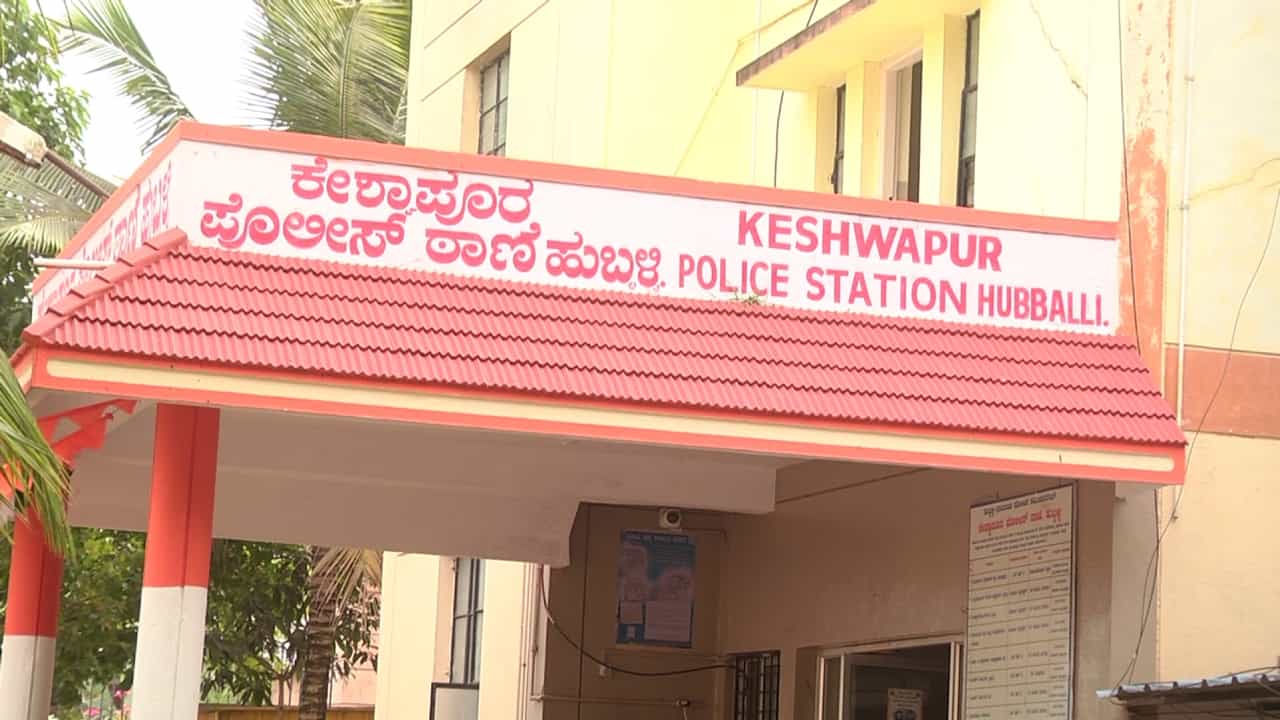 ಹುಬ್ಬಳ್ಳಿ: 18 ವರ್ಷದ ಹುಡುಗಿ ಜೊತೆ 50 ರ ವ್ಯಕ್ತಿಯ ಲವ್ವಿ ಡವ್ವಿ, ಅಜ್ಜಿ ಮನೆಯಲ್ಲಿದ್ದ ಹುಡುಗಿ ನಾಪತ್ತೆ