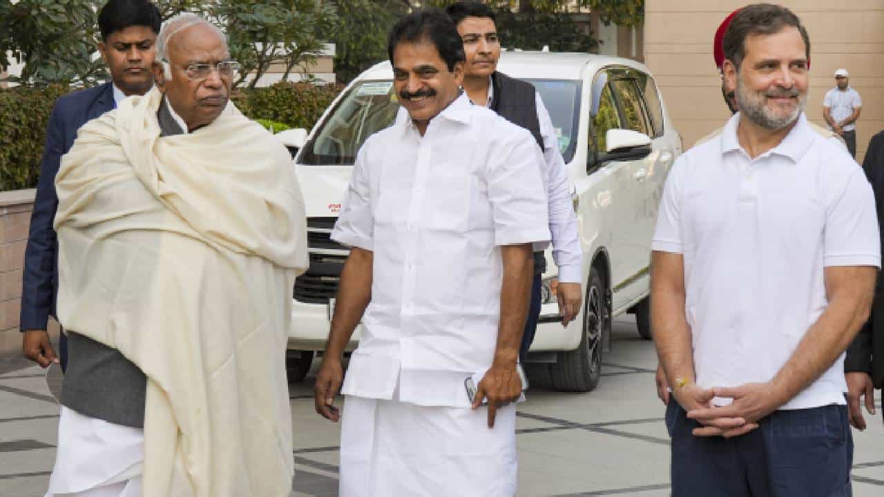ಕಾಂಗ್ರೆಸ್​ ಸುದೀರ್ಘ ಸಭೆ, ಮುಂಬರುವ ಚುನಾವಣೆಗಳಲ್ಲಿ ಸಂವಿಧಾನ ಉಳಿಸಿ ಎಂಬ ಹಳೇ ಮಂತ್ರ ವರ್ಕ್ ಆಗುತ್ತಾ?