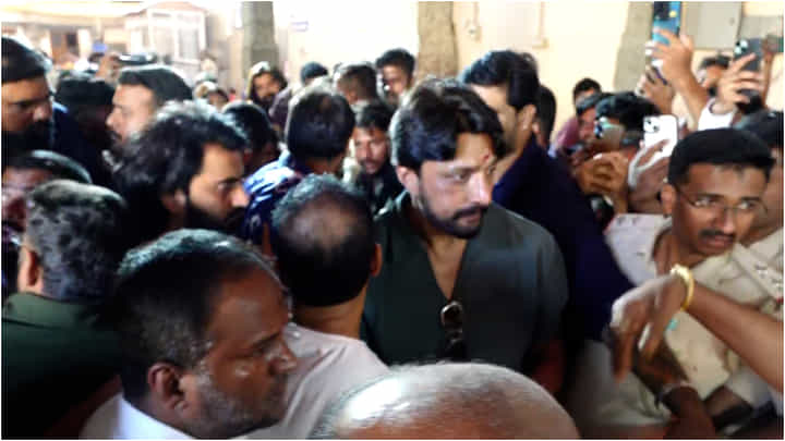 ಚಾಮುಂಡೇಶ್ವರಿ ದೇವಾಲಯದ ಒಳಗೂ ಸುದೀಪ್ ಜತೆ ಸೆಲ್ಫಿಗೆ ಮುಗಿಬಿದ್ದ ಅಭಿಮಾನಿಗಳು ಚಾಮುಂಡೇಶ್ವರಿ ದೇವಾಲಯದ ಒಳಗೂ ಸುದೀಪ್ ಜತೆ ಸೆಲ್ಫಿಗೆ ಮುಗಿಬಿದ್ದ ಅಭಿಮಾನಿಗಳು