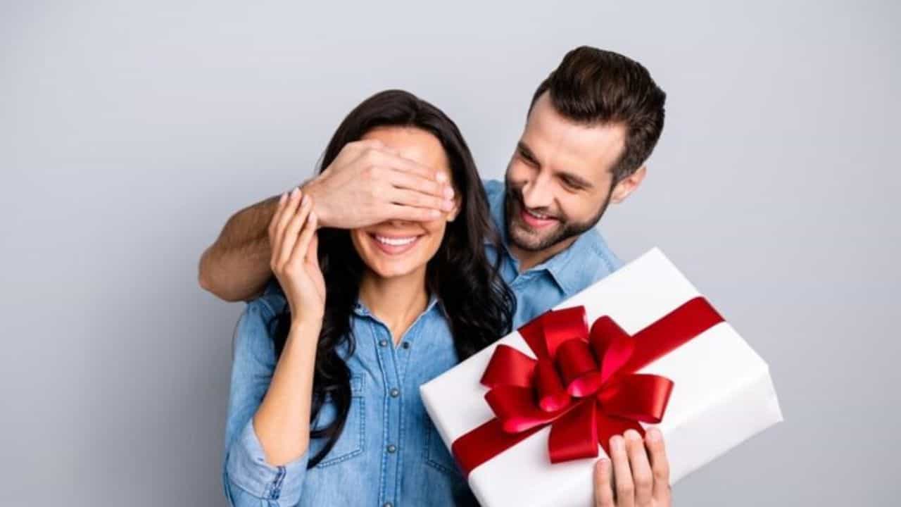 Kiss Day Gift Ideas : ಈ ರೀತಿ ಗಿಫ್ಟ್ ನೀಡಿ ಸಂಗಾತಿ ಜೊತೆಗೆ ಕಿಸ್ ಡೇ ಆಚರಿಸಿ Kiss Day Gift Ideas : ಈ ರೀತಿ ಗಿಫ್ಟ್ ನೀಡಿ ಸಂಗಾತಿ ಜೊತೆಗೆ ಕಿಸ್ ಡೇ ಆಚರಿಸಿ