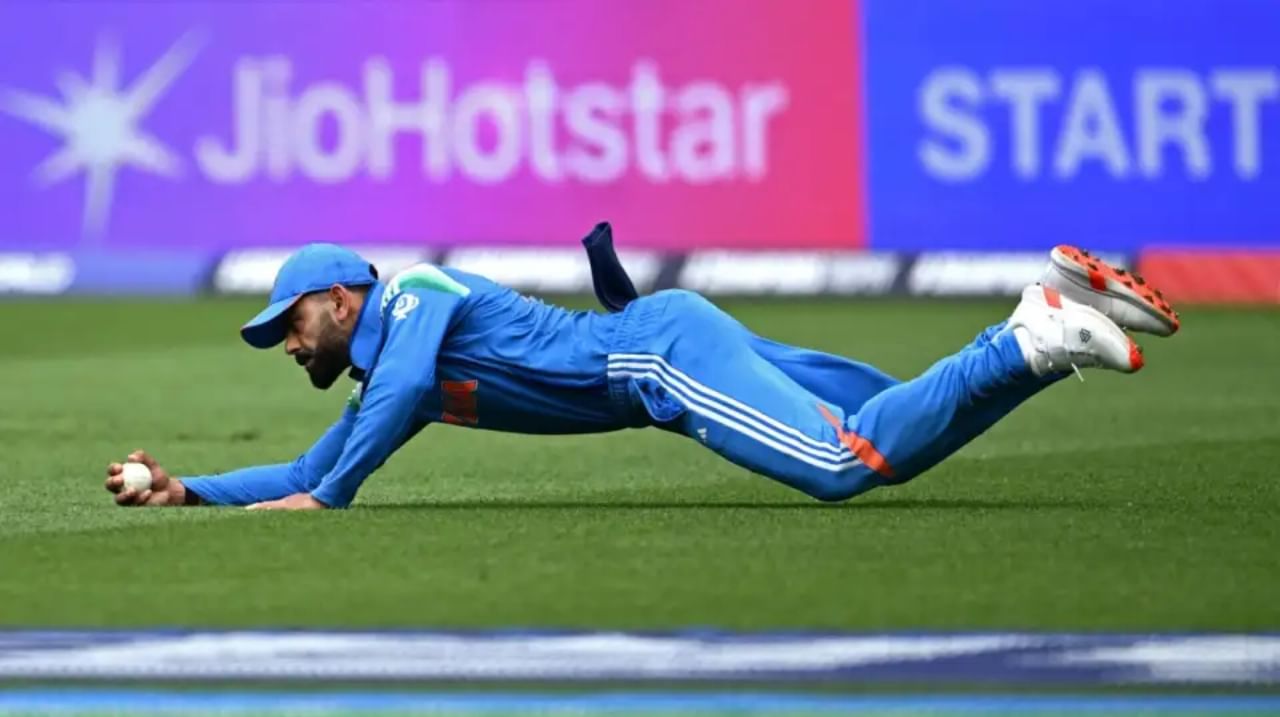ದುಬೈನ ಅಂತರರಾಷ್ಟ್ರೀಯ ಕ್ರಿಕೆಟ್ ಮೈದಾನದಲ್ಲಿ ನಡೆಯುತ್ತಿರುವ ಪಾಕಿಸ್ತಾನ ವಿರುದ್ಧದ ಚಾಂಪಿಯನ್ಸ್ ಟ್ರೋಫಿ ಪಂದ್ಯದಲ್ಲಿ ವಿರಾಟ್ ಕೊಹ್ಲಿ ಎರಡು ಕ್ಯಾಚ್‌ಗಳನ್ನು ಹಿಡಿಯುವಲ್ಲಿ ಯಶಸ್ವಿಯಾದರು. ಅದರಲ್ಲಿ ಮೊದಲ ಕ್ಯಾಚ್ ಹಿಡಿಯುವ ಮೂಲಕ ವಿರಾಟ್ ಕೊಹ್ಲಿ ವಿಶೇಷ ದಾಖಲೆಯನ್ನು ನಿರ್ಮಿಸಿದರು.