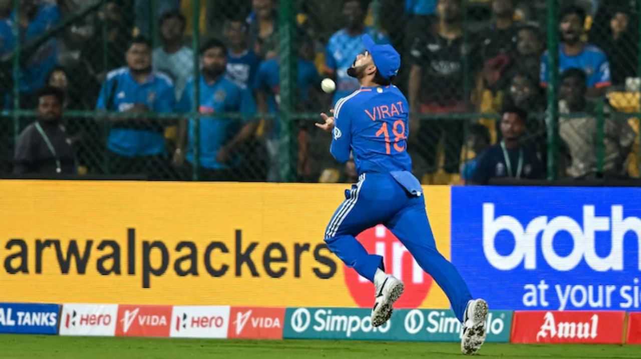 ಈ ಪಂದ್ಯದಲ್ಲಿ ವಿರಾಟ್ ಕೊಹ್ಲಿ, ಪಾಕಿಸ್ತಾನ ತಂಡದ ಕೊನೆಯ ಬ್ಯಾಟ್ಸ್ಮನ್ ನೀಡಿದ ಸುಲಭ ಕ್ಯಾಚ್ ಅನ್ನು ಹಿಡಿದರು. ಇದರೊಂದಿಗೆ ಇದೀಗ ಕೊಹ್ಲಿ ಖಾತೆಯಲ್ಲಿ 158 ಏಕದಿನ ಕ್ಯಾಚ್ಗಳಿವೆ. ಪ್ರಸ್ತುತ ಟೂರ್ನಿಯಲ್ಲಿ ಅವರು 2 ಪಂದ್ಯಗಳಲ್ಲಿ 4 ಕ್ಯಾಚ್ಗಳನ್ನು ಹಿಡಿದಿದ್ದಾರೆ. ಇದಕ್ಕೂ ಮೊದಲು ಅವರು ಬಾಂಗ್ಲಾದೇಶ ವಿರುದ್ಧ ಎರಡು ಕ್ಯಾಚ್ಗಳನ್ನು ಹಿಡಿದಿದ್ದರು.